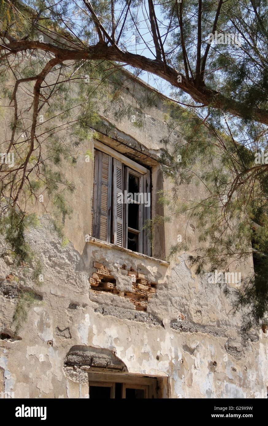 Finestra in un vecchio rudere in Grecia Foto Stock