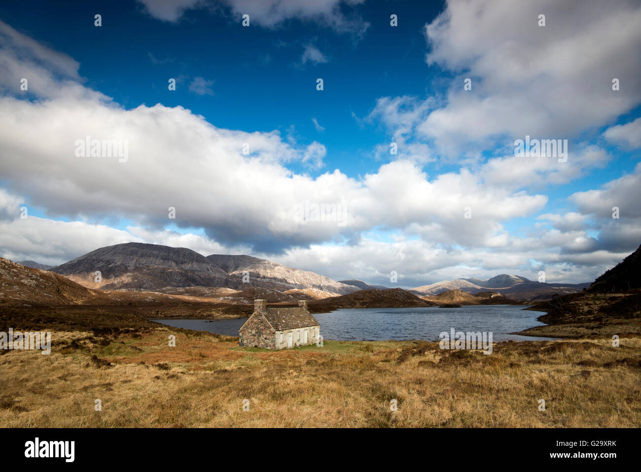 Crofters deserta cottage sul bordo del Loch Stack, Sutherland Scotland Regno Unito Foto Stock