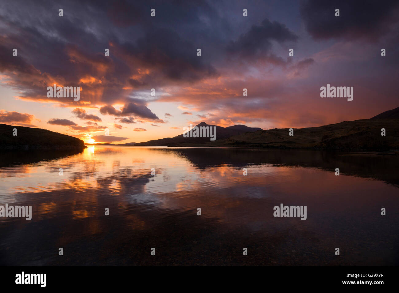 Tramonto spettacolare riflessioni sul Loch Assynt in Sutherland Scotland Regno Unito Foto Stock