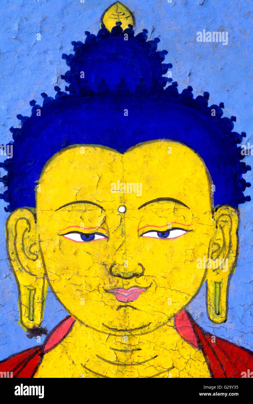 Una pittura incrinato del Buddha su un outdoor stupa in McLeod Ganj Dharamsala, Himachal Pradesh, India del Nord. Foto Stock