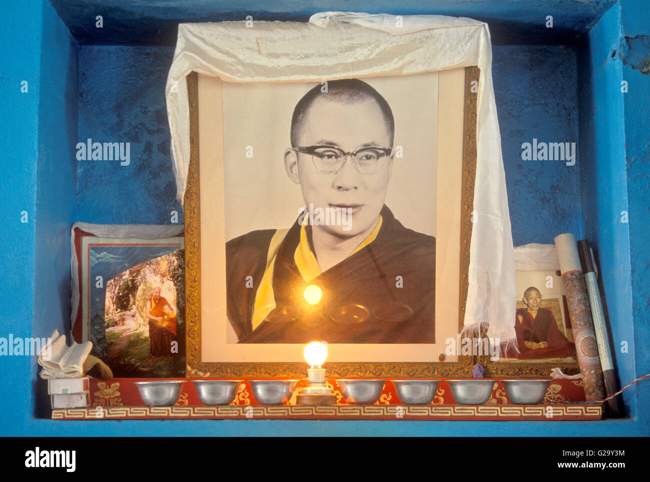 Un altare per il Tibetano leader religiosi il Dalai Lama. Mcleod Ganj,Dharamsala, Valle di Kangra, Himachal Pradesh, India. Foto Stock