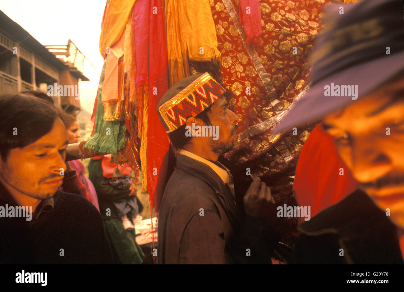 Gli indù portano un tempio di Dio attraverso la strada durante il festival di Dussehra. Kulu, India. Asia. D Foto Stock