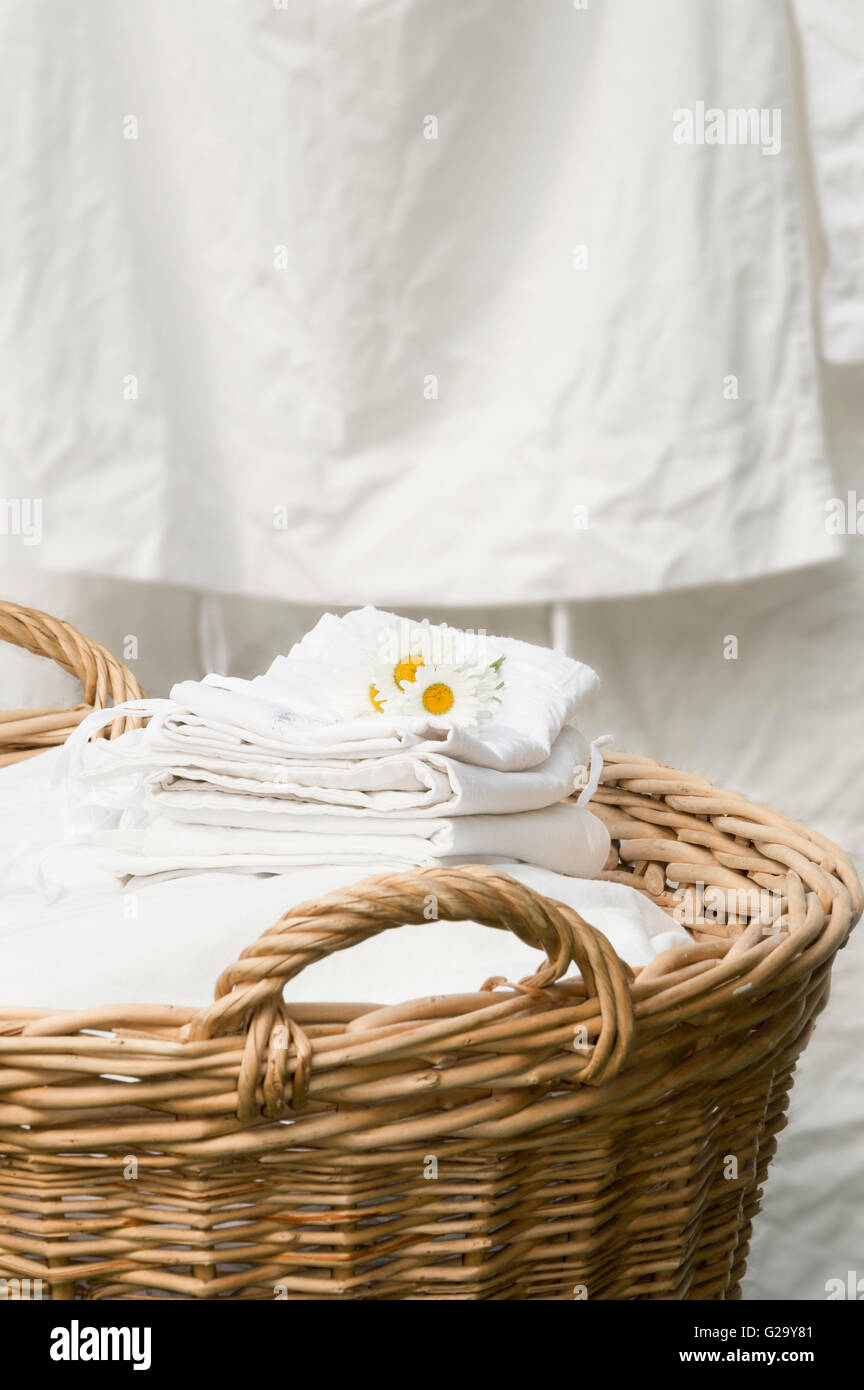 Cesto pieno di pulire appena lavato alla nonna biancheria. Foto Stock