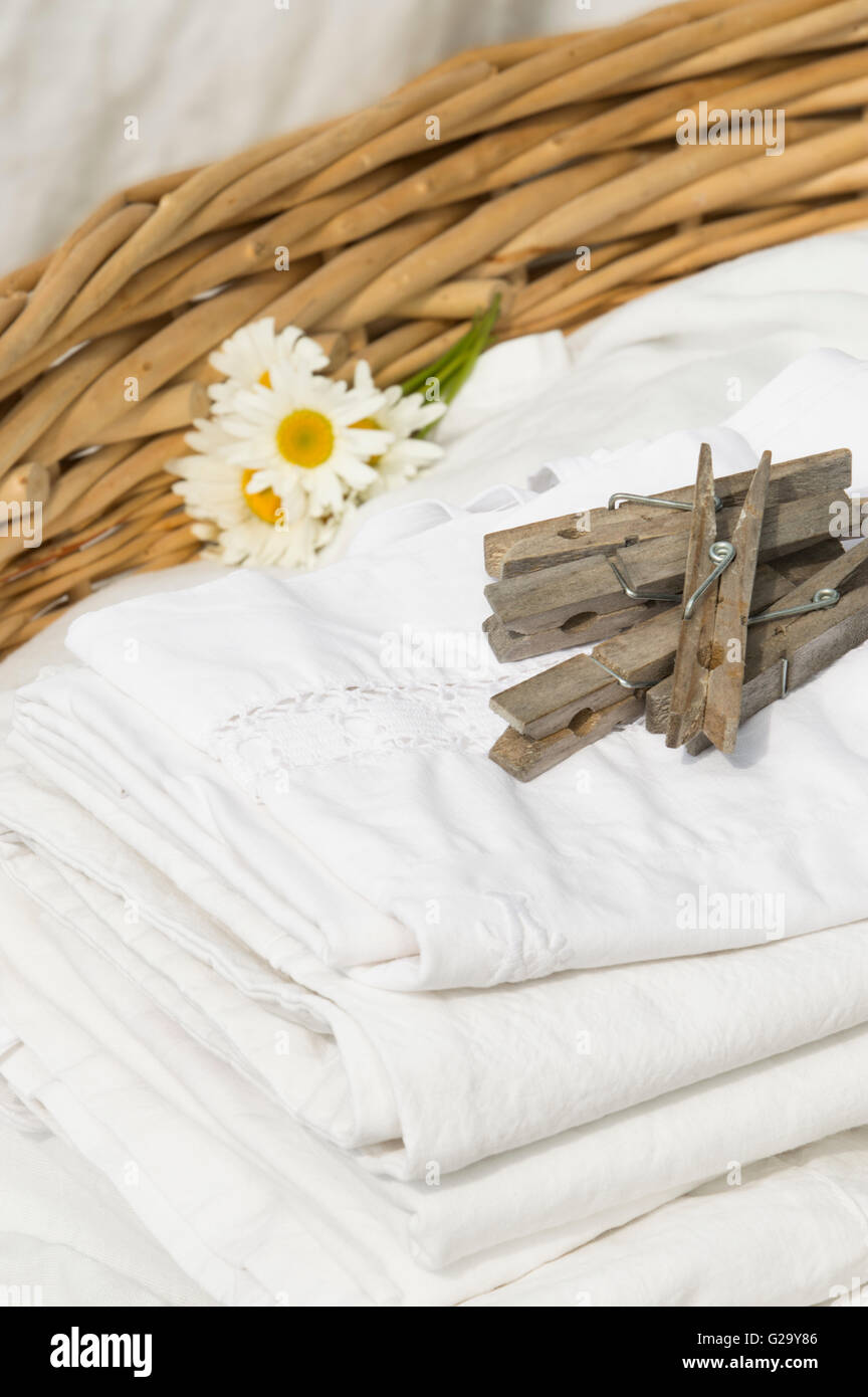 Cesto pieno di pulire appena lavato alla nonna biancheria. Foto Stock