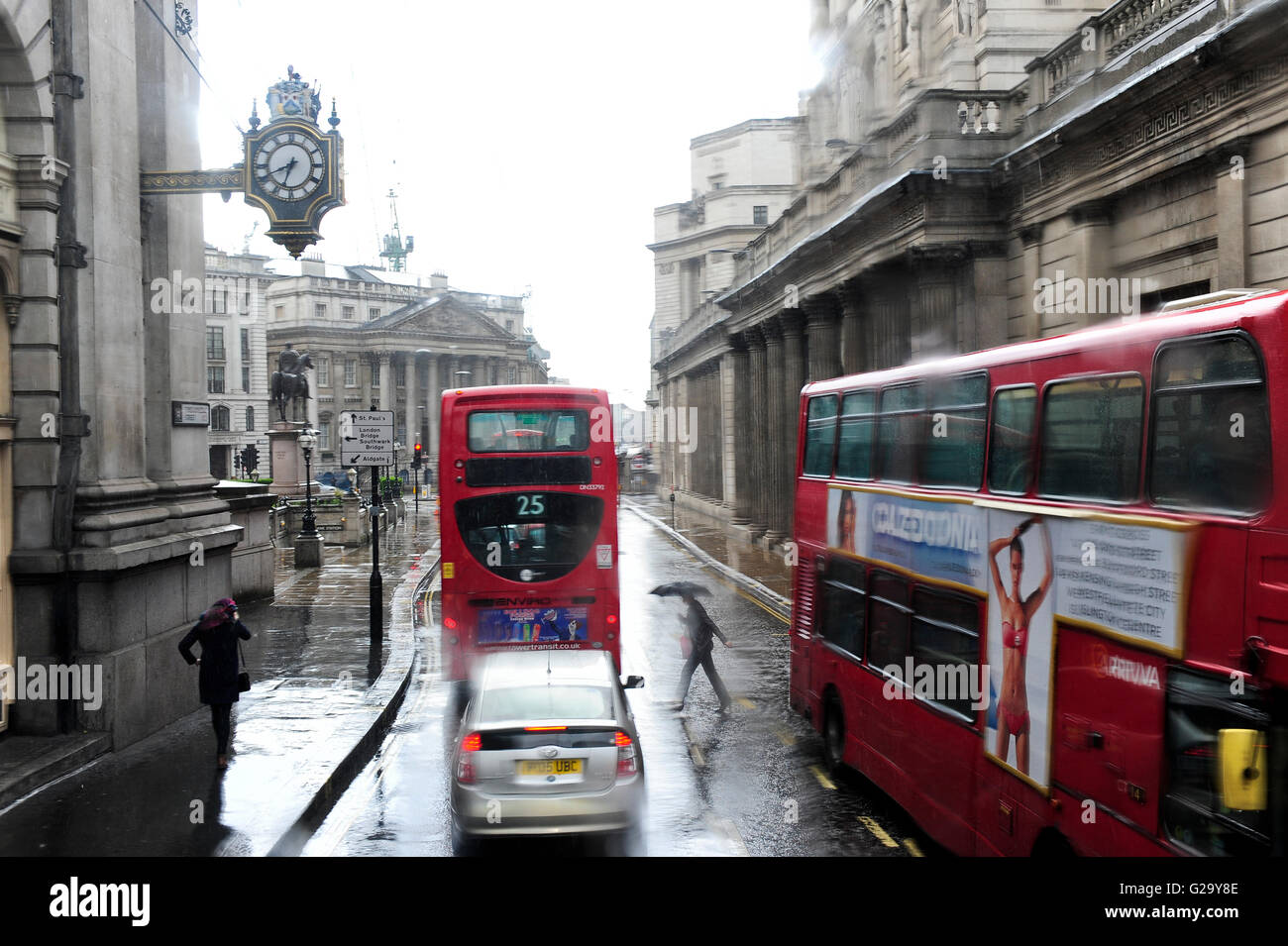 La Gran Bretagna, il London Stock Exchange durante la pioggia Foto Stock