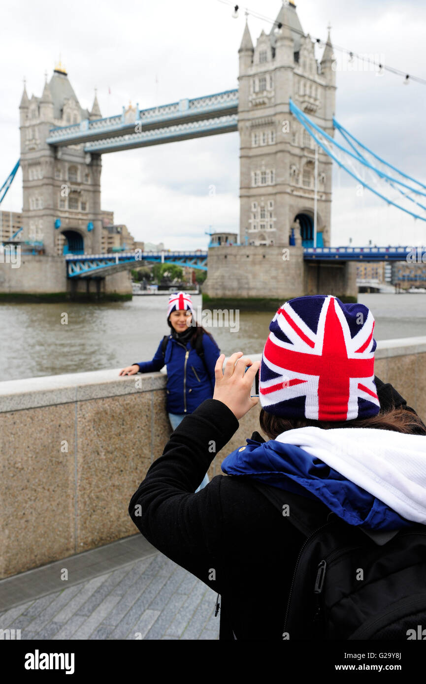 Gran Bretagna, Londra, il Tower Bridge e Union Jack flag / GROSSBRITANNIEN, Londra, il Tower bridge und britische Flagge Foto Stock