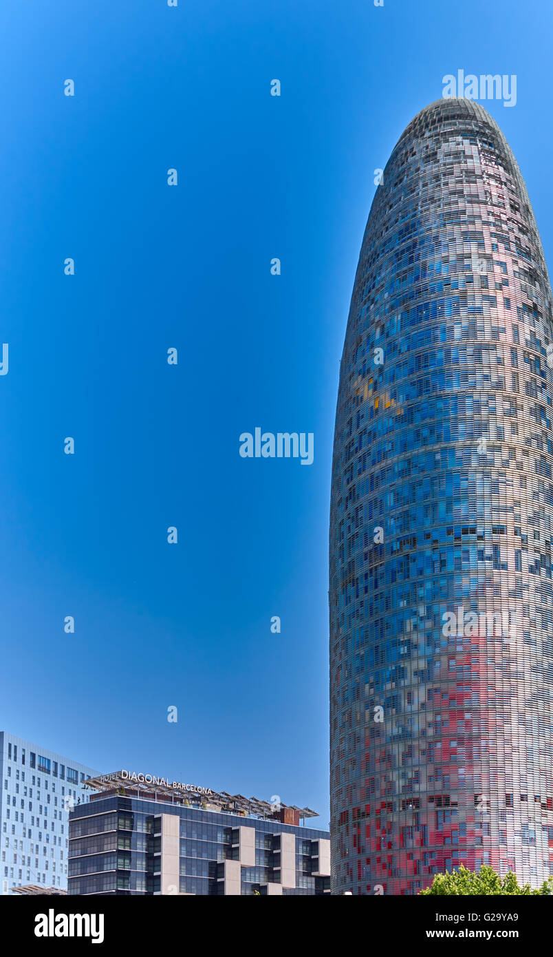 La Torre Agbar è un 38-storia / grattacielo Torre situata tra Avinguda Diagonal e Carrer Badajoz Foto Stock