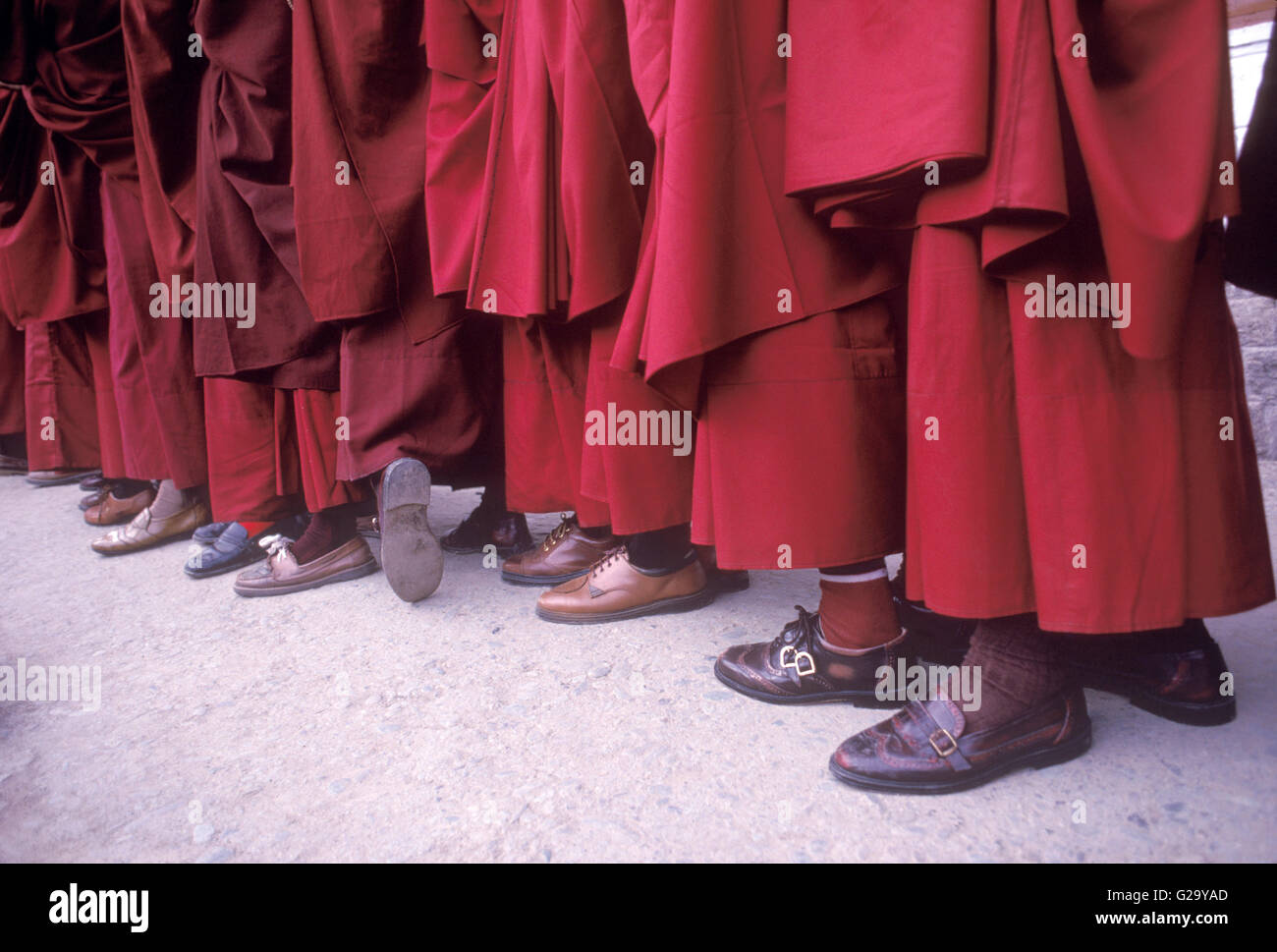 Monaci Tibetani stand in linea per essere benedetta dal Dalai Lama davanti a casa sua in Mcleod Ganj, India. Foto Stock