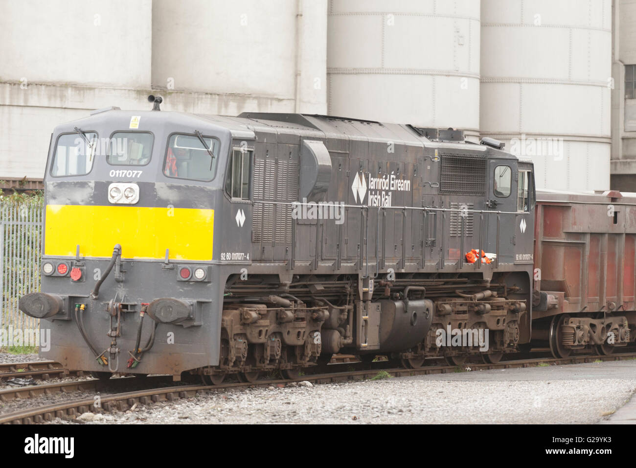 La Irish Rail/Iarnród Éireann 071 Classe locomotore pronto alla partenza con carri di minerale al Dock di Dublino, Irlanda. Foto Stock