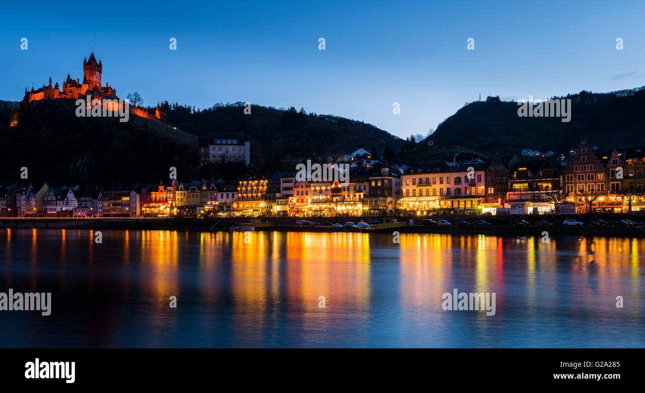 Cochem al Mossele in Germania durante la notte con le luci e un grande castello di Reichsburg Foto Stock