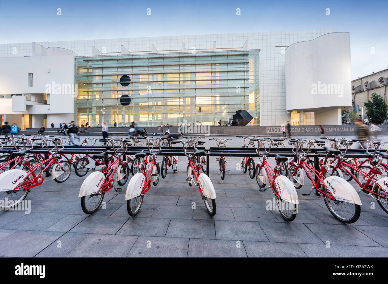 Noleggio di biciclette, MACBA, museo di Arte Moderna di Richard Maier, Barcellona, la Catalogna, Spagna, Foto Stock