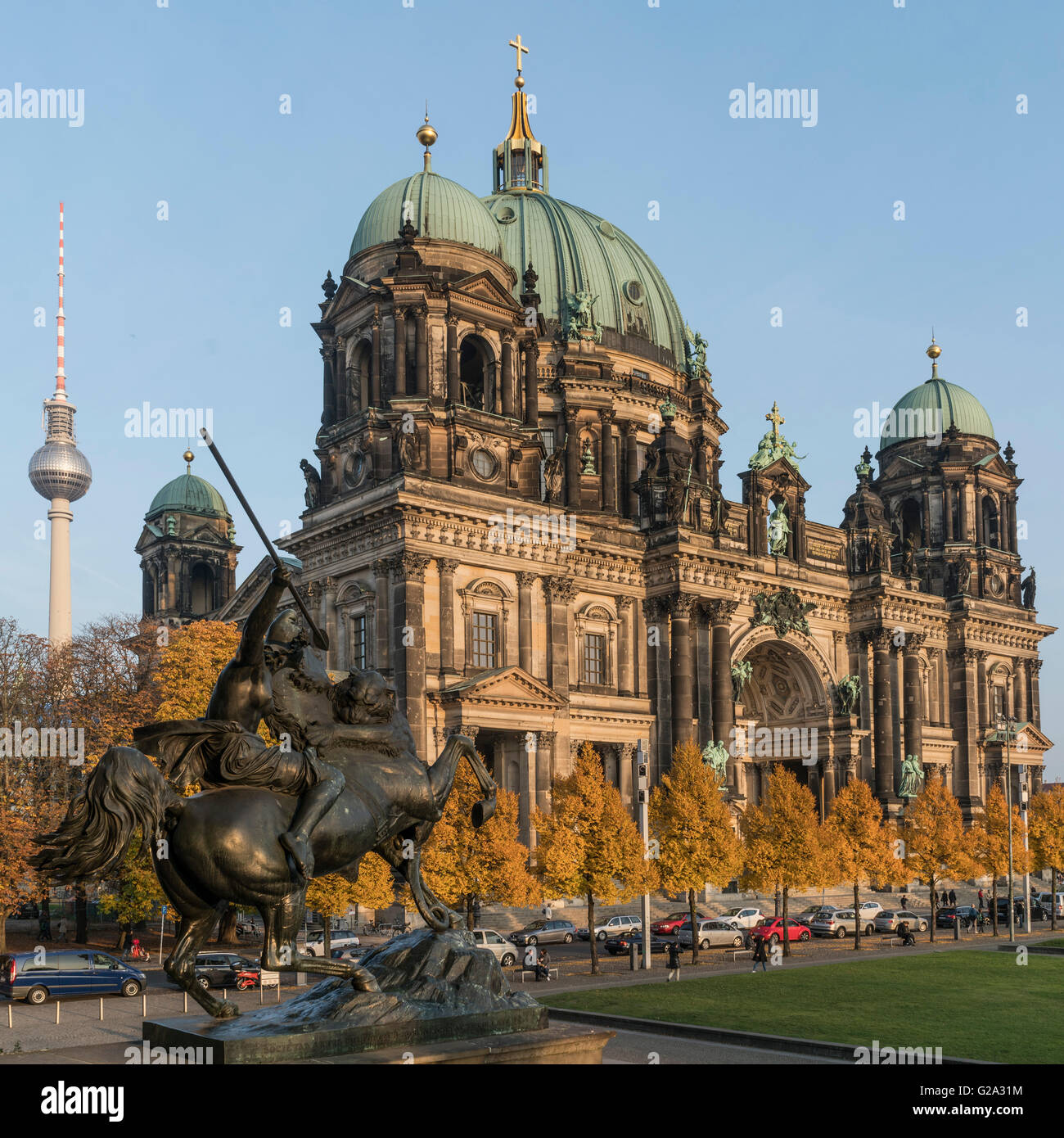 Cupola di Berlino, cattedrale, Alex TV Tower, statua del cavaliere, autunno, Berlino Foto Stock