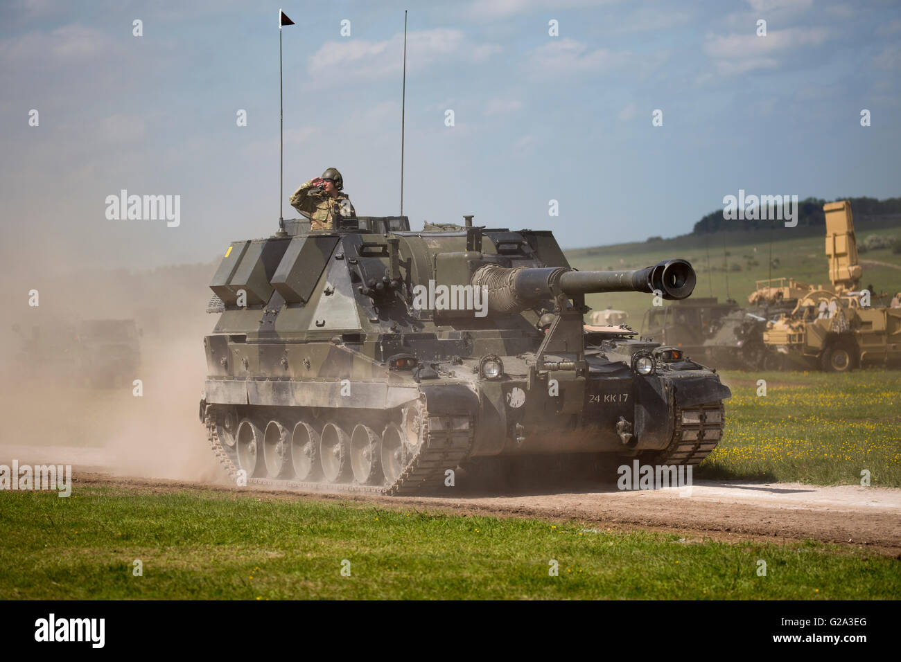 Esercito britannico come90 semovente di pistola il Royal reggimento di artiglieria in azione sulla Piana di Salisbury nel Wiltshire, Regno Unito Foto Stock
