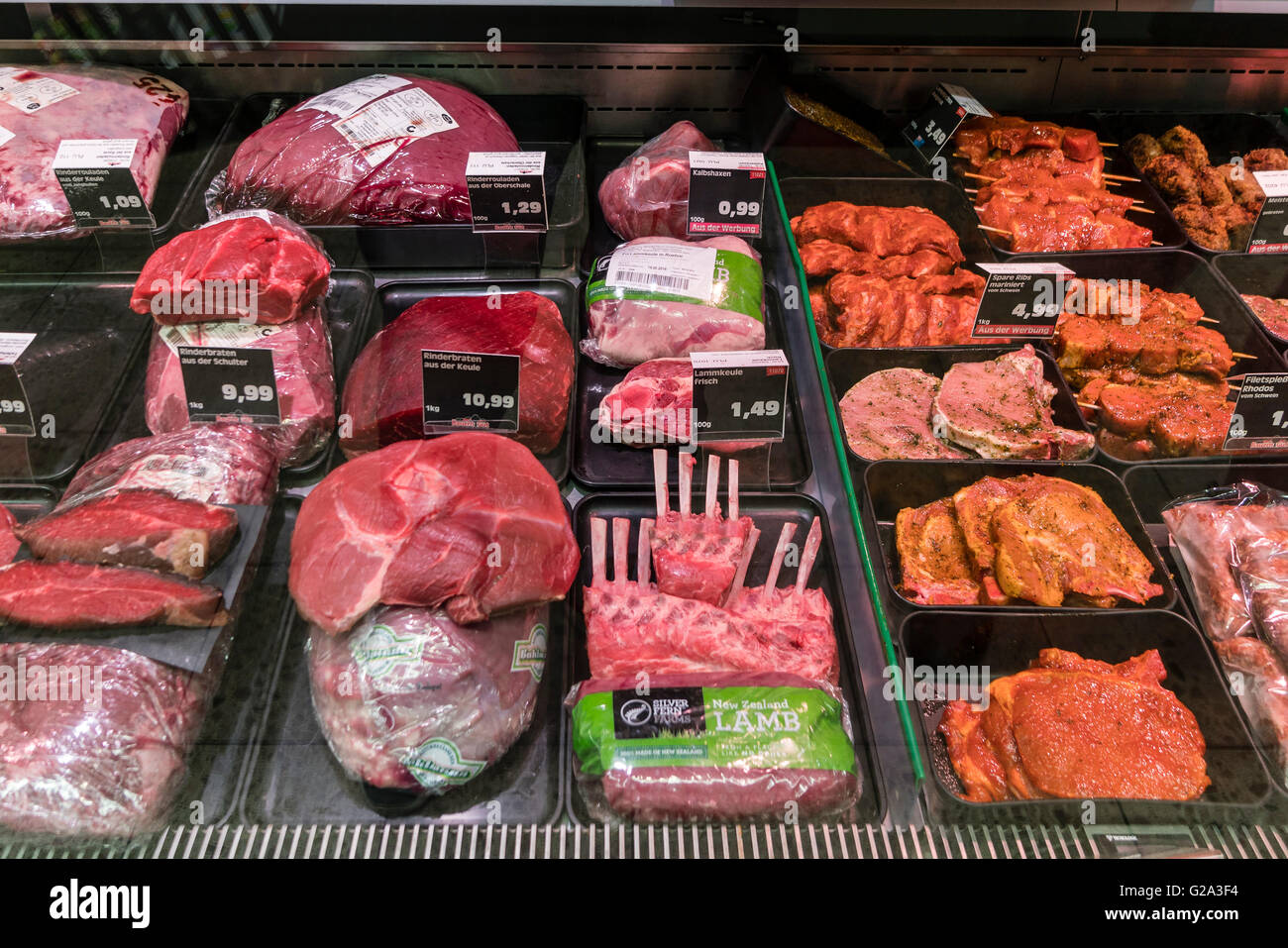 Carni alimentari supermercati porc carni bovine Fleischtheke , Supermarkt, Berlino, Deutschland, Foto Stock