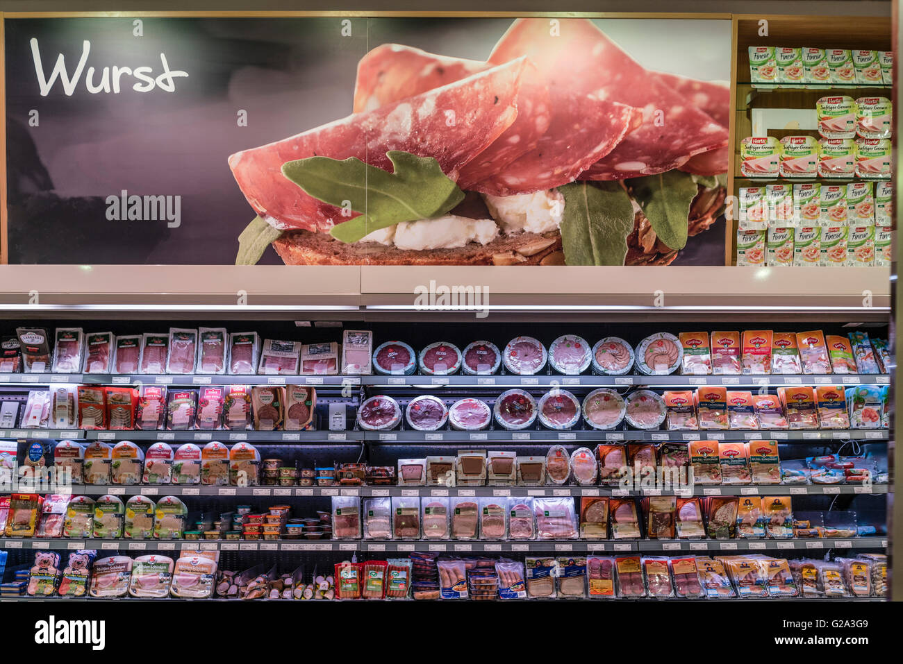 Carne, cibo, supermercato salsiccia al dettaglio supermercato, Kuehlregal, Aufschnitt, Wurst, Lebensmittel, Supermarkt, Berlino, Deutschland Foto Stock