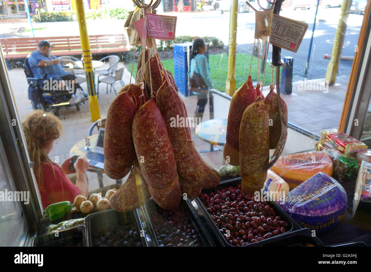 Finestra di strada di Olivieri's continental deli in Innisfail, estremo Nord Queensland, Australia. No signor o PR Foto Stock