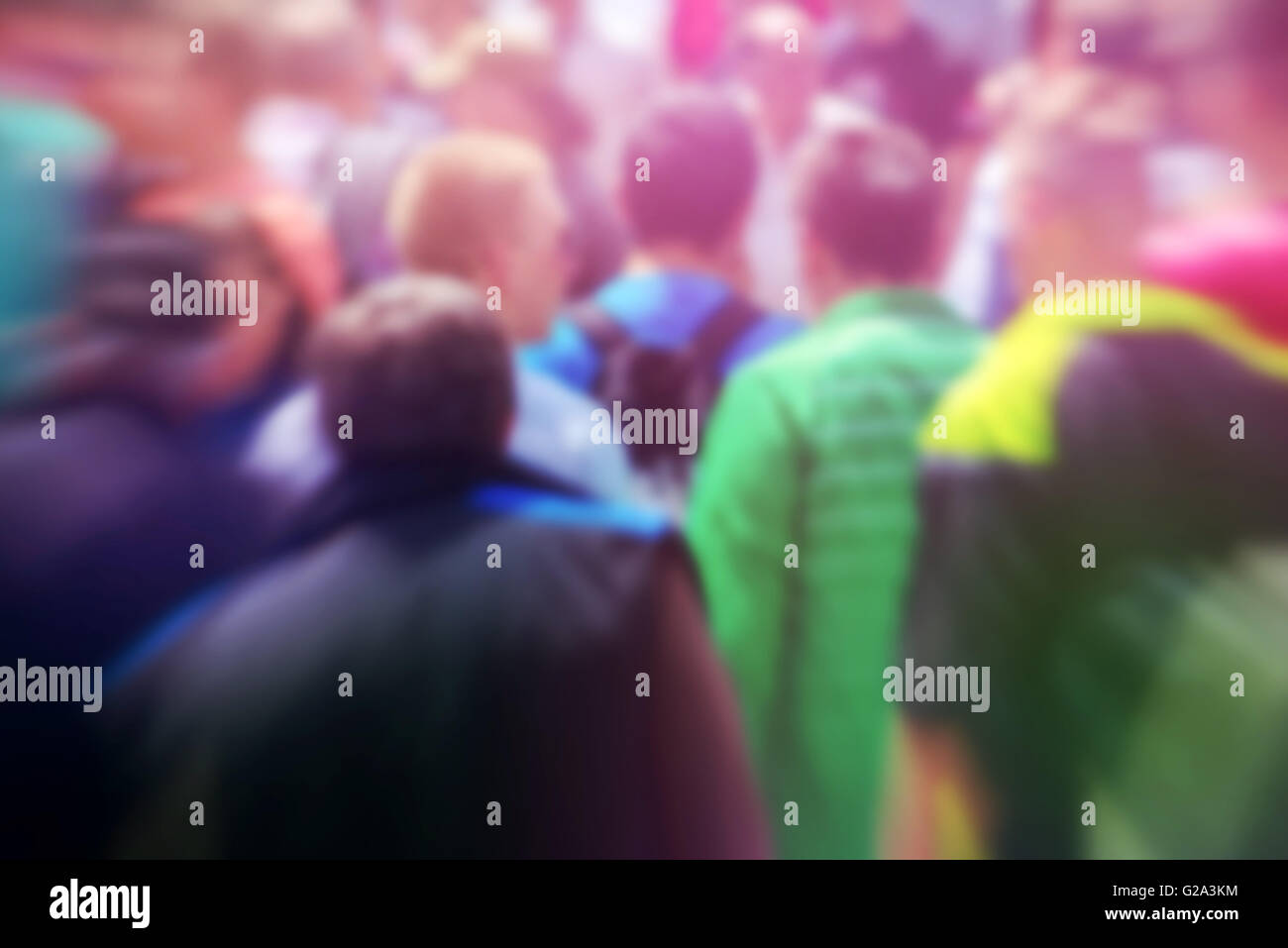 I pedoni sulla strada come sfocatura dello sfondo urbano, irriconoscibile la gente di tutti i giorni. Foto Stock