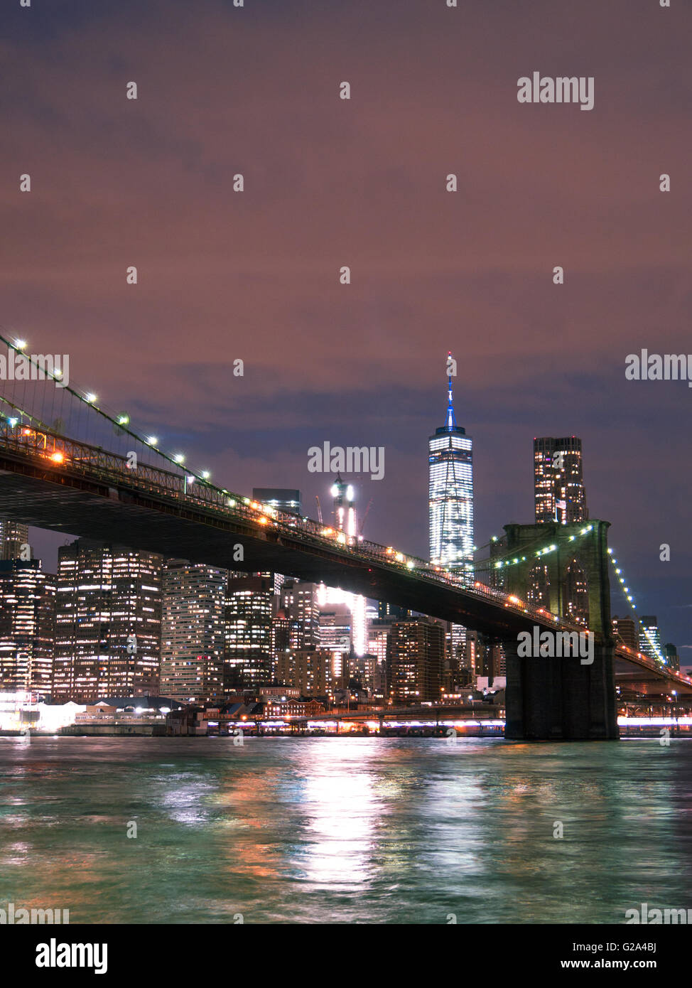 Ponte di Brooklyn con WTC di notte Foto Stock