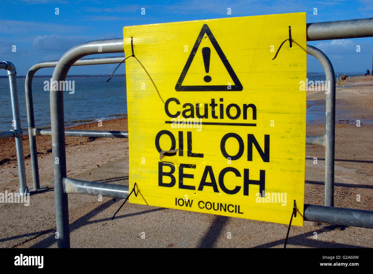Cartelli segnaletici, Oil on Beach Gunard, Isola di Wight, Inghilterra, Regno Unito, GB. Foto Stock
