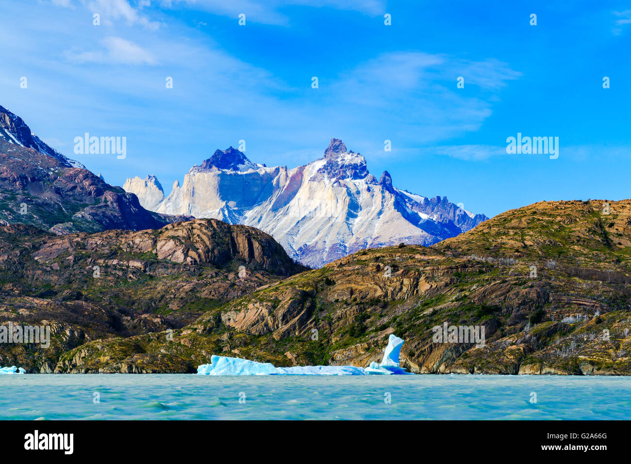 Vista della bellissima montagna al lago grigio con iceberg galleggianti sull'acqua in Patagonia, Cile Foto Stock
