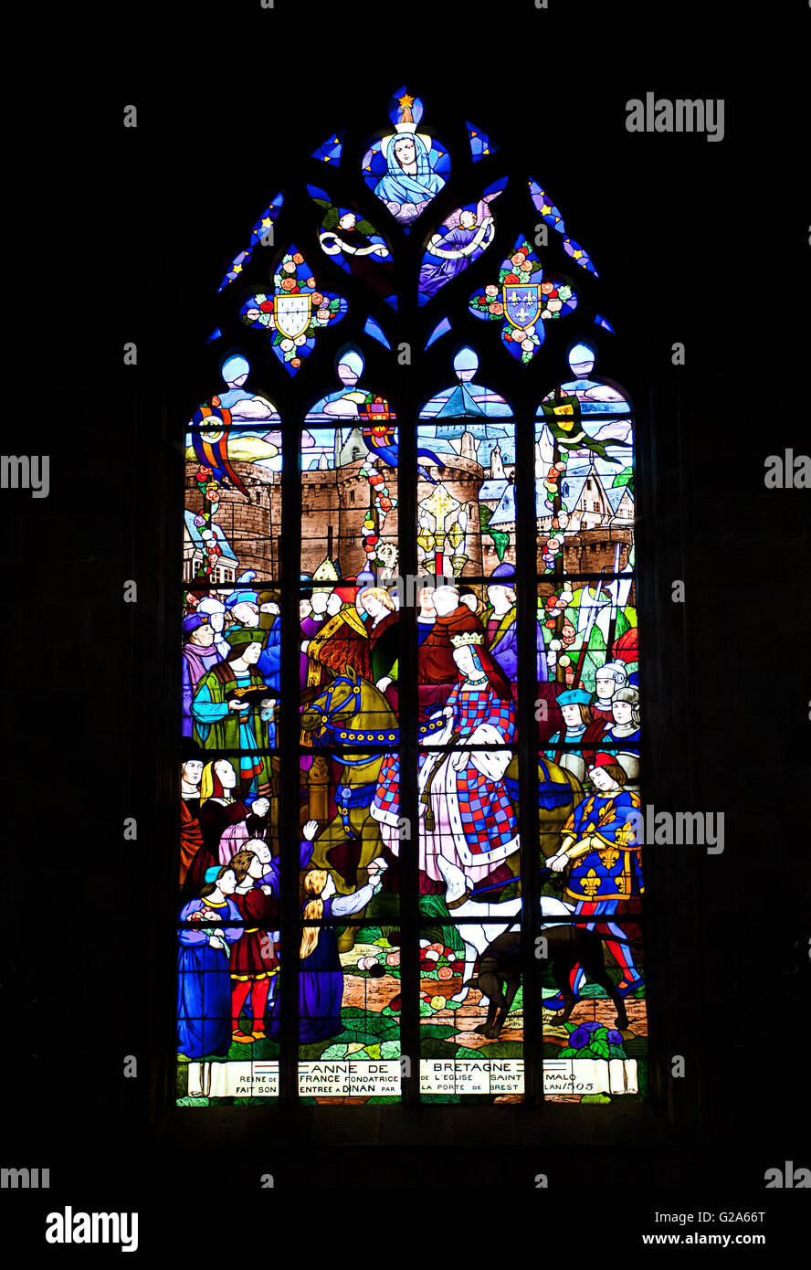 Dipinto di Vetrate di chiesa che mostra vari motivi religiosi Foto Stock