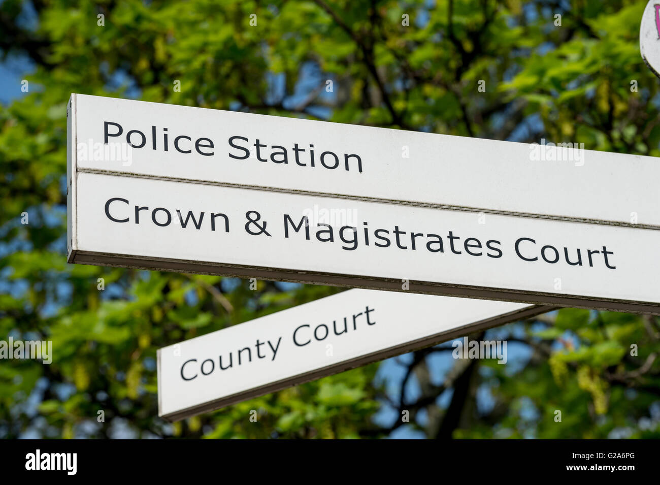 Segno che puntano a Doncaster stazione di polizia e corona, di magistrati e giudici di famiglia Foto Stock