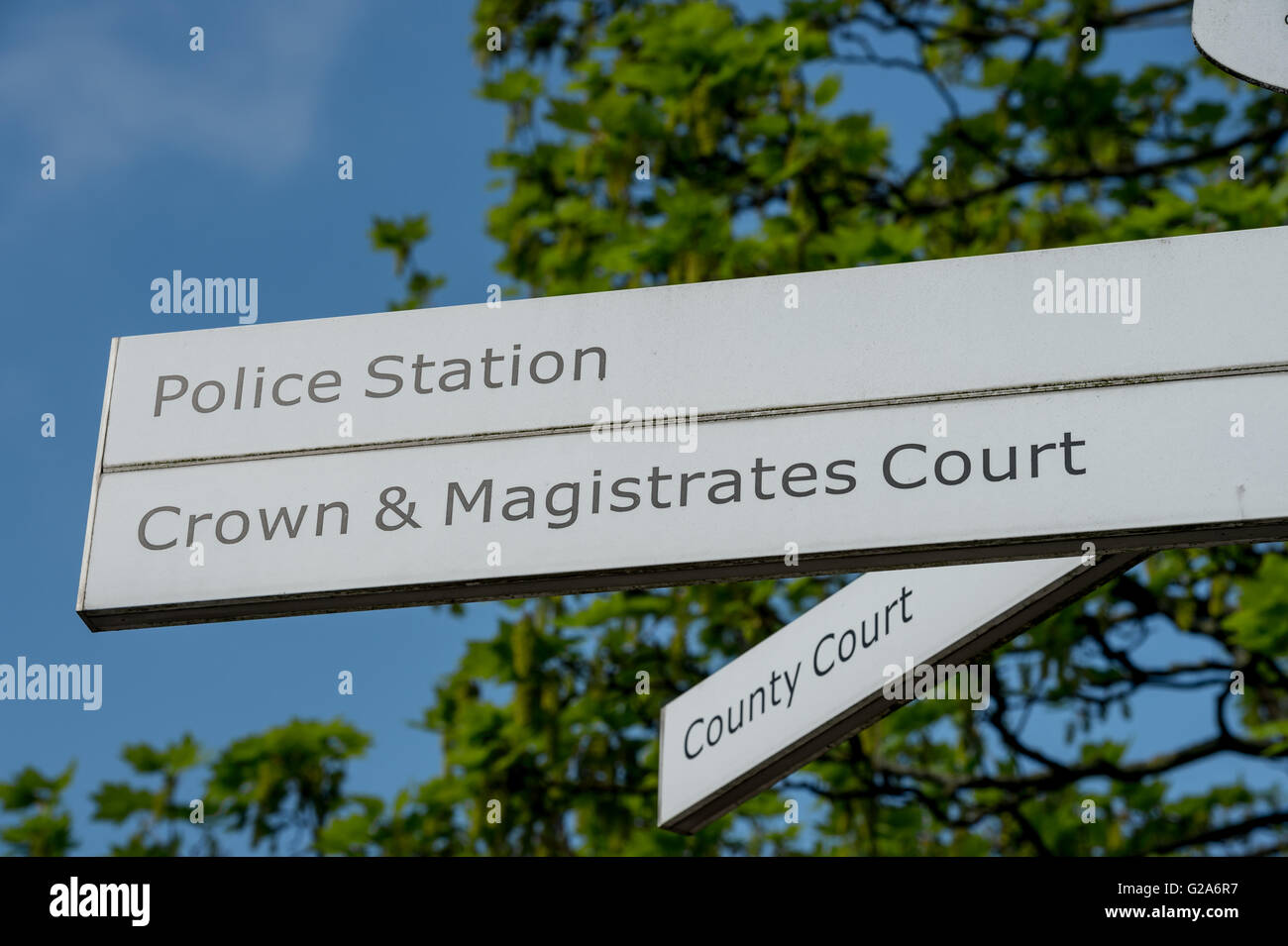 Segno che puntano a Doncaster stazione di polizia e corona, di magistrati e giudici di famiglia Foto Stock