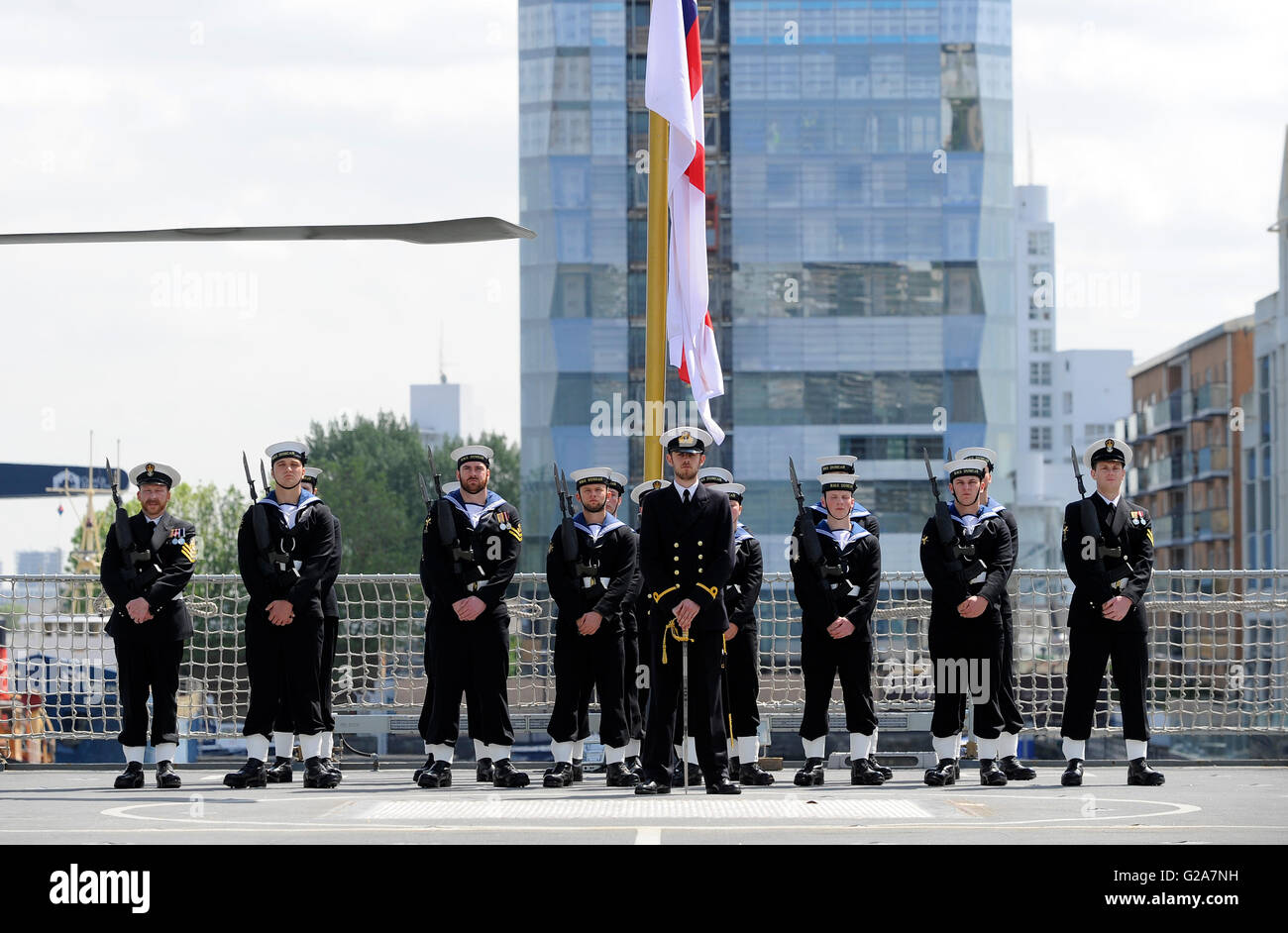 Guardia d'onore da HMS Duncan, prima di una visita da parte del Duca di York per contrassegnare l'inizio della battaglia dello Jutland centenario commemorazioni al Tamigi Quay West India Dock, Londra. Foto Stock