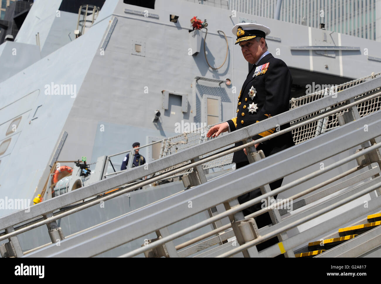 Il Duca di York lascia a seguito di una visita di HMS Duncan per contrassegnare l'inizio della battaglia dello Jutland centenario commemorazioni al Tamigi Quay West India Dock, Londra. Foto Stock