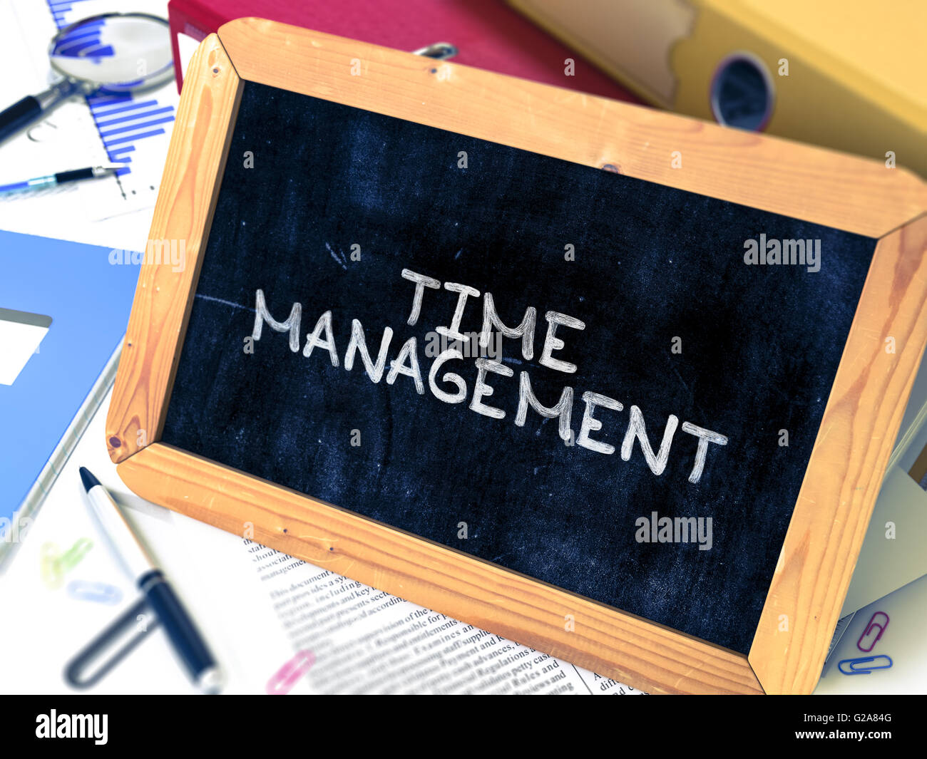 Disegnata a mano la gestione del tempo concetto sulla lavagna di piccole dimensioni. Foto Stock