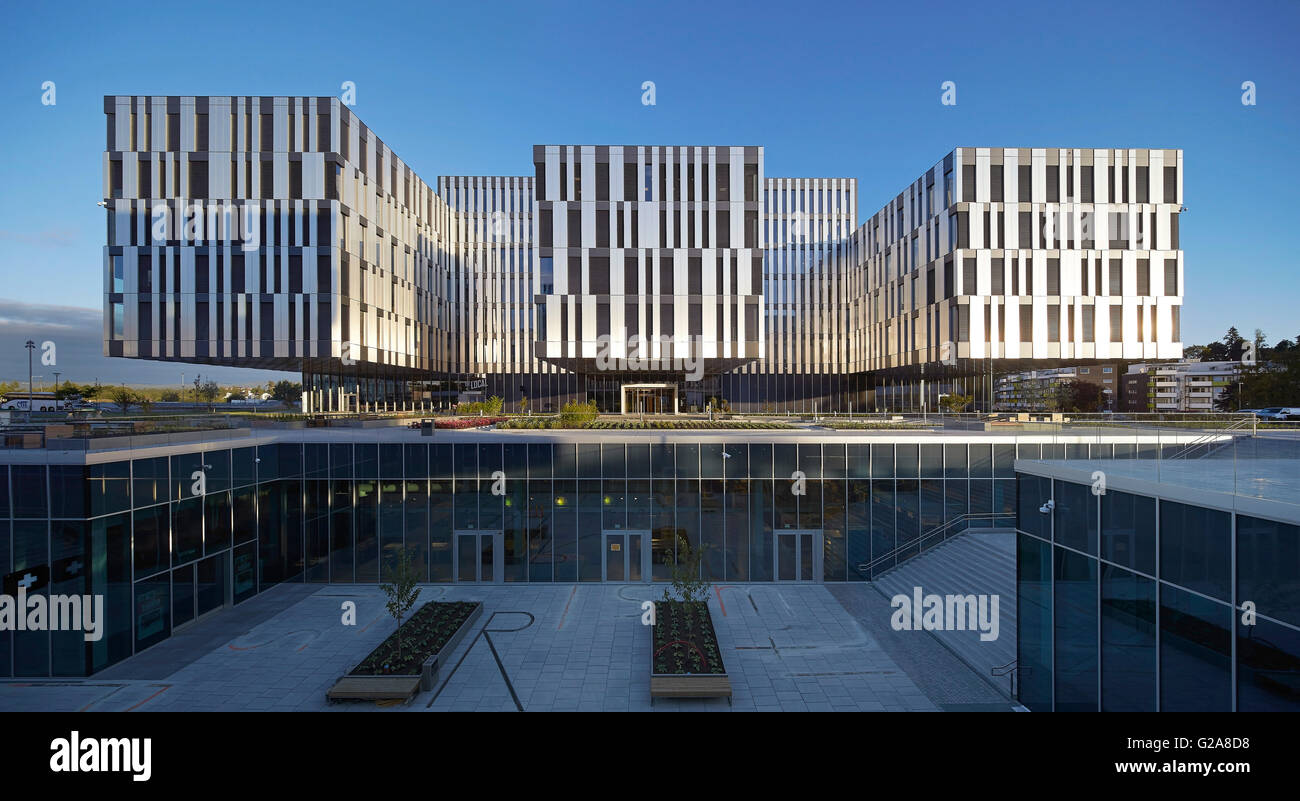 In elevazione frontale e con volumi di flottante e abbassato atrium. Fornebuporten, Oslo, Norvegia. Architetto: DARK, 2015. Foto Stock
