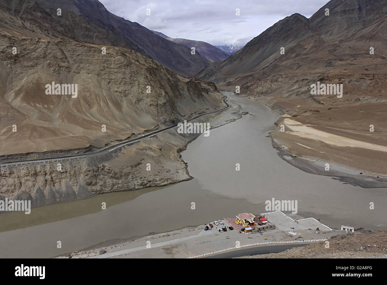 Confluenza dei fiumi Indo e Zanskar, Ladakh, Jammu e Kashmir, India Foto Stock