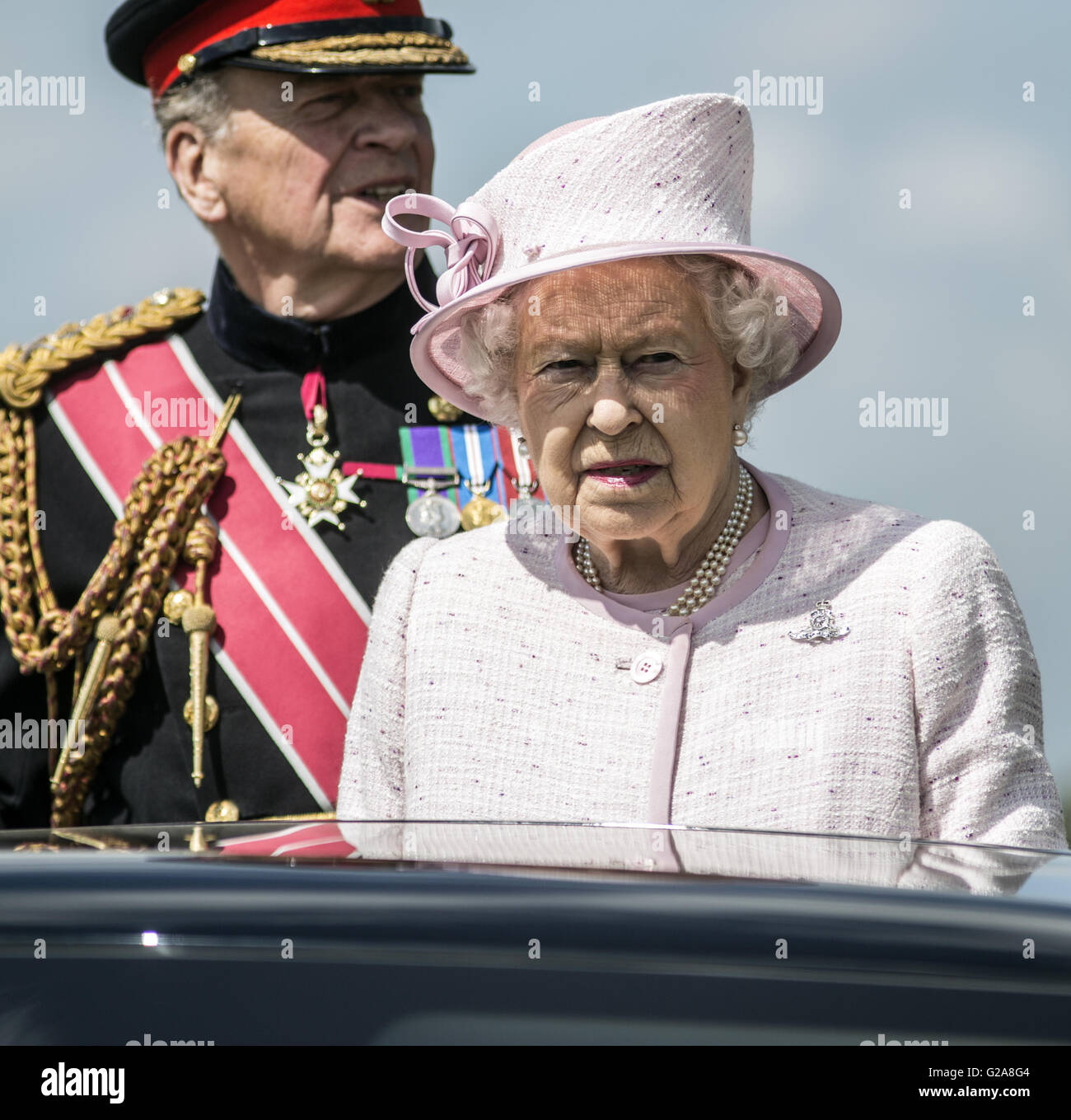 La regina Elisabetta II nel corso di una revisione della Royal Artillery sul loro terzo centenario a RHQ artiglieria, Royal Artillery Barracks, Salisbury, Wiltshire. Foto Stock