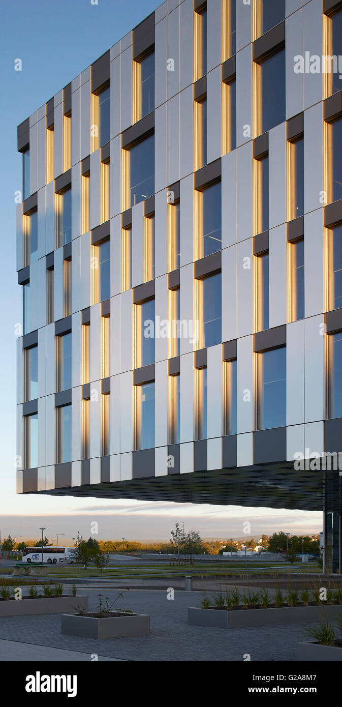 Dettaglio della facciata nel tardo pomeriggio la luce. Fornebuporten, Oslo, Norvegia. Architetto: DARK, 2015. Foto Stock