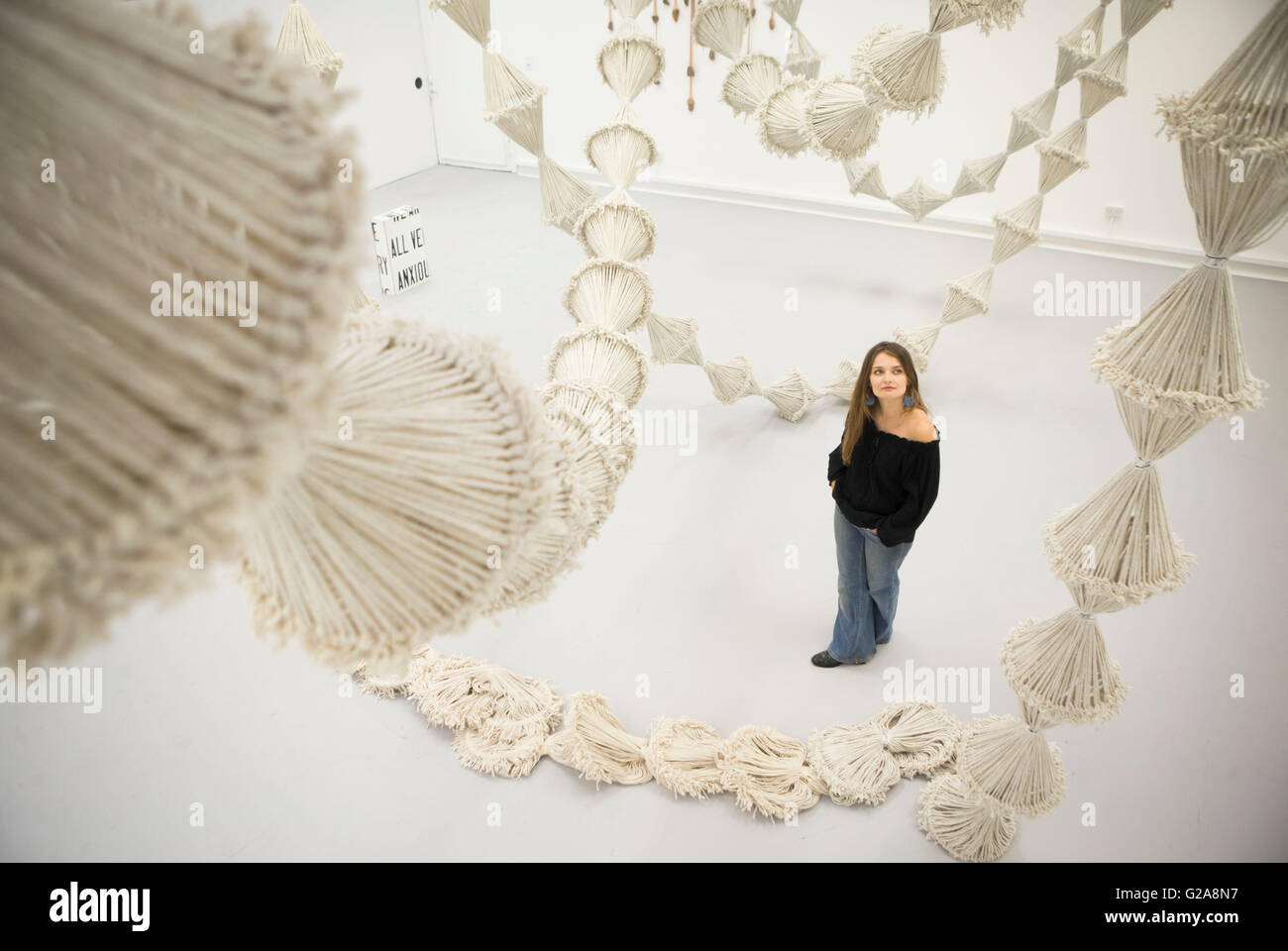 Scultore Lucy Wayam con il suo lavoro senza titolo costruito usando mop durante la Edinburgh College of Art grado Mostra anteprima. Foto Stock