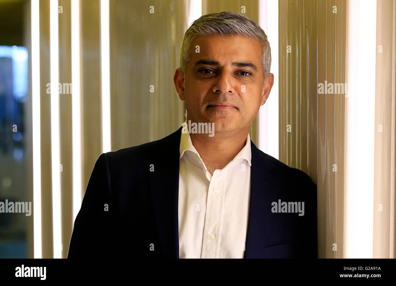 Sindaco di Londra Sadiq Khan pone per un ritratto, a seguito di un intervento sui restanti nell'Unione europea a una seconda casa, Hanbury Street, Londra. Foto Stock