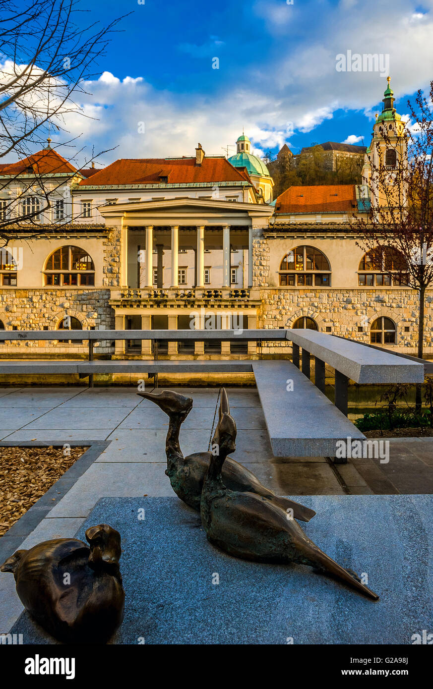 La Slovenia Ljubljana mercato coperto lungo il fiume Ljubljanca -architetto Joze Plecnik Foto Stock