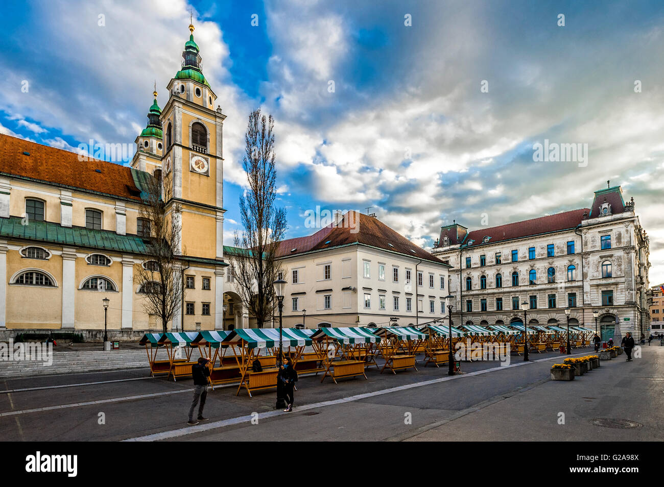 La Slovenia Ljubljana - Vodnikov Trg - Mercato Centrale , Kresija Palace e la Cattedrale Foto Stock
