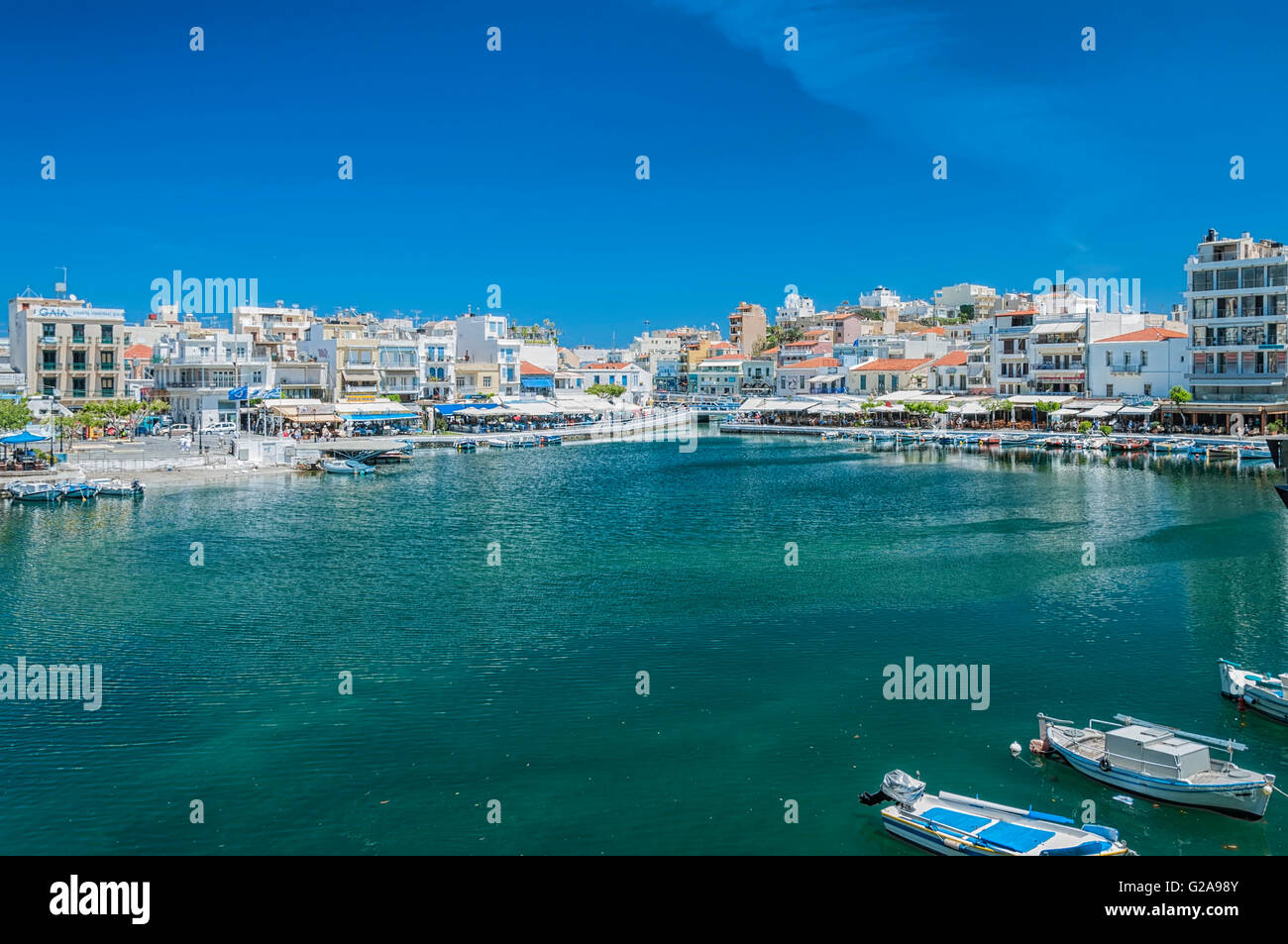 Città balneare di Agios Nikolaos situato sul lato nord-est di Creta, Grecia Foto Stock