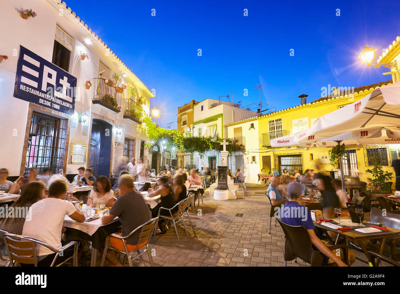 Ristorante Le Terrazze presso il quartiere del porto di notte. Denia. Alicante. Comunità di Valencia. Spagna Foto Stock