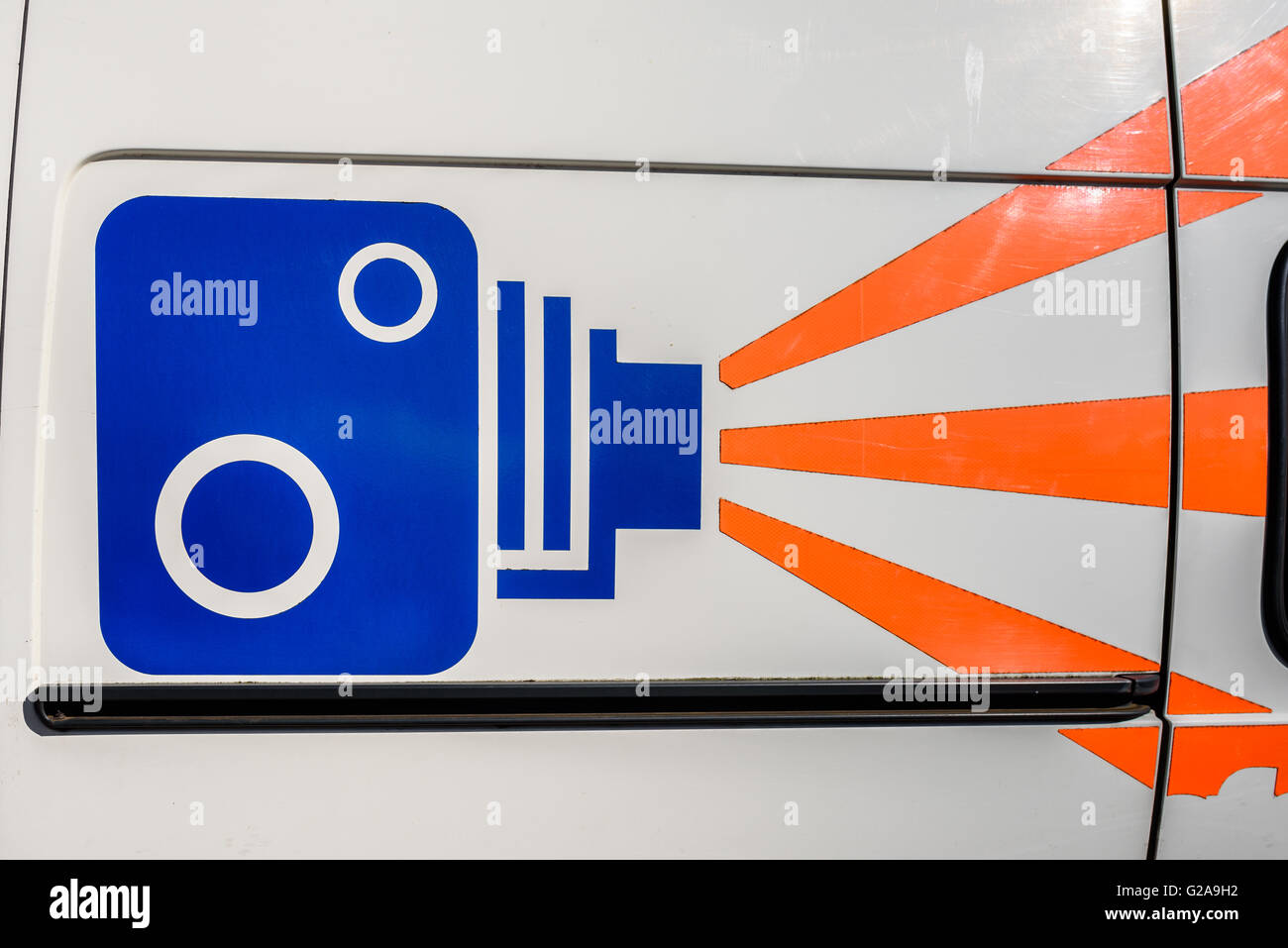 Logo della fotocamera velocità sul lato di un furgone mobile. Foto Stock