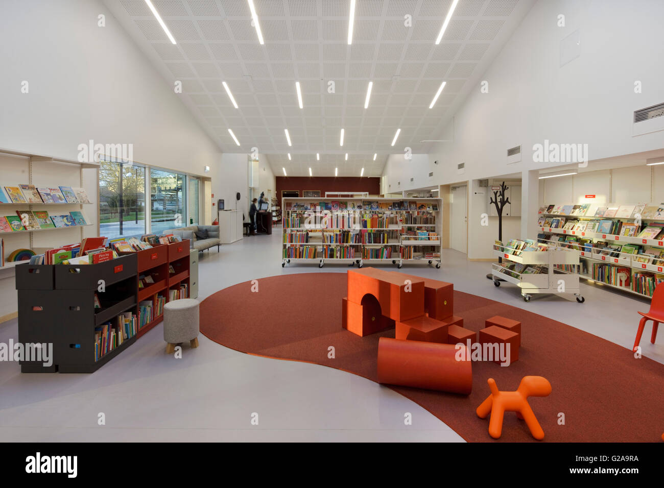 Estensione della libreria con area bambini in primo piano. Libreria di Allerod, Allerod, Danimarca. Architetto: Primus Arkitekter , 2015. Foto Stock