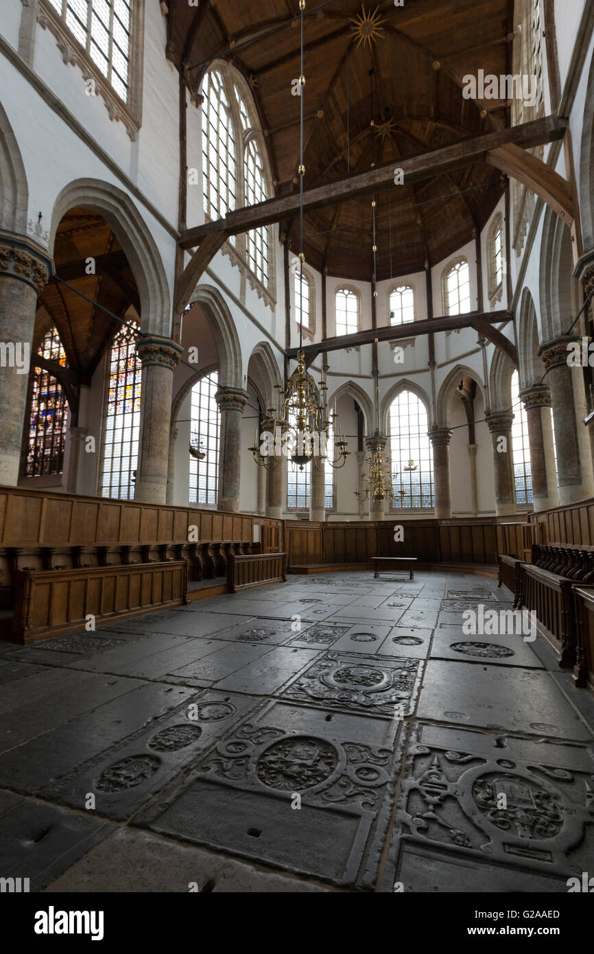 Interno della Oude Kerk, Amsterdam, mostrando pavimento in pietra, coro e altare. Foto Stock