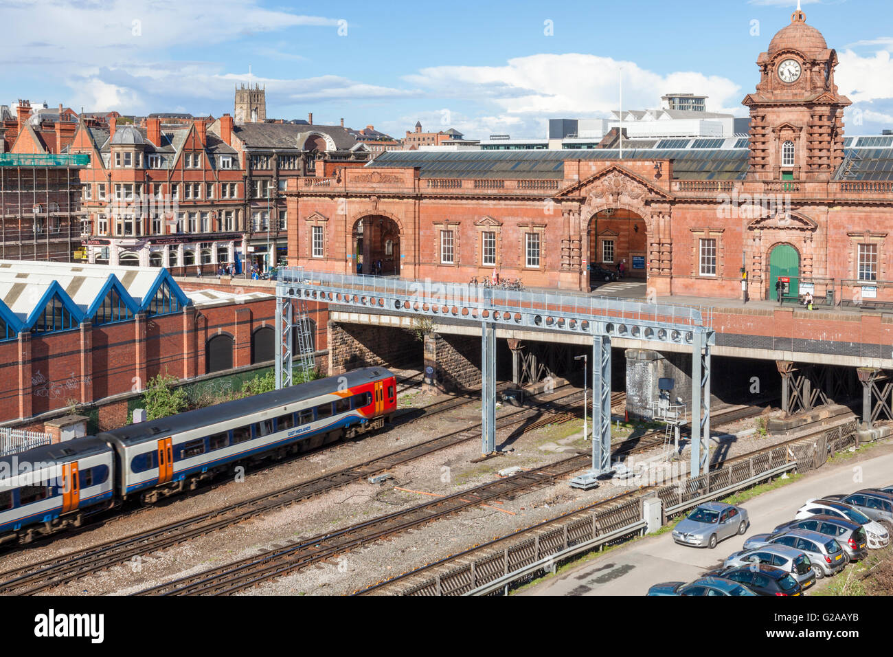East Midland treni treno in arrivo presso la stazione di Nottingham, Nottingham, Inghilterra, Regno Unito Foto Stock