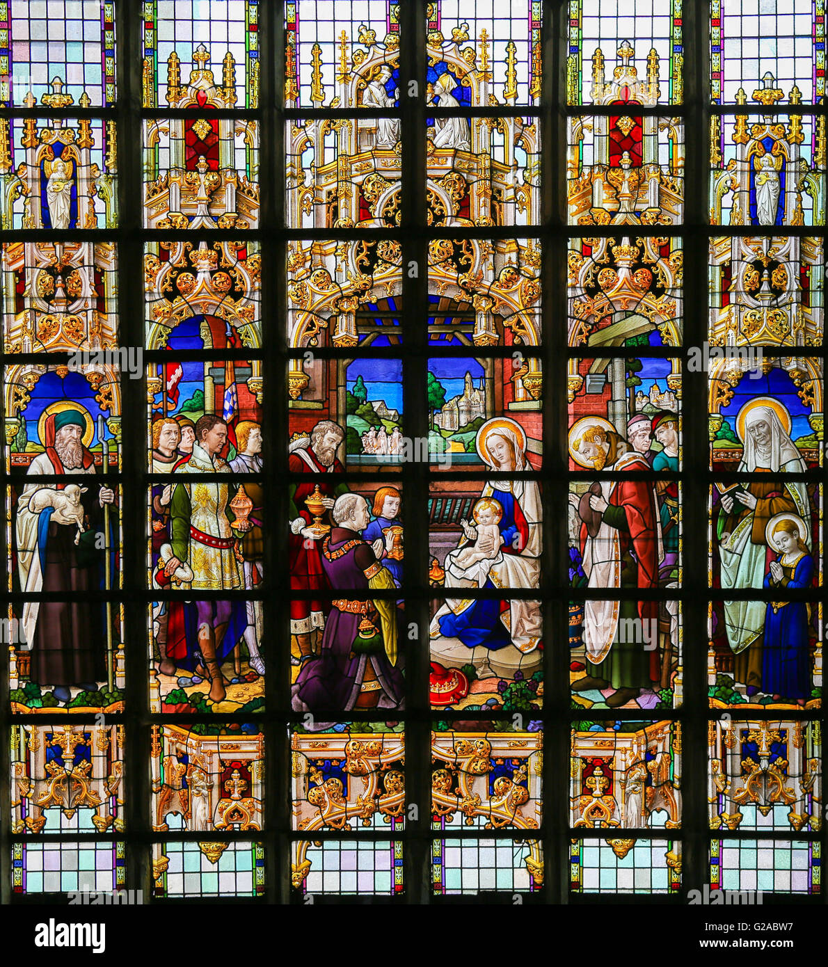 LIER, Belgio - 16 Maggio 2015: vetrata di San Gummarus chiesa in Lier, Belgio, raffigurante la visita dei tre re Foto Stock