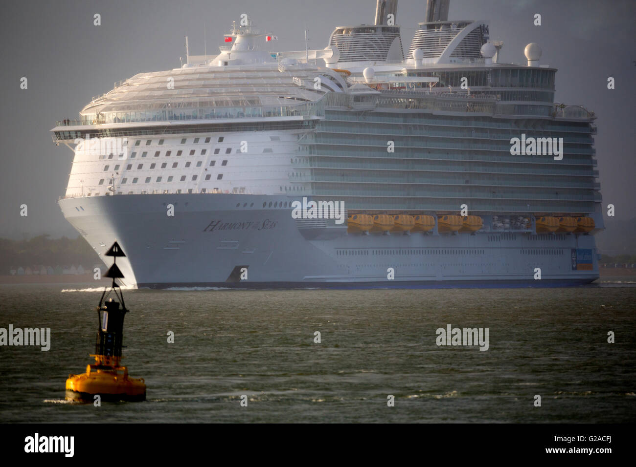 Massiccio,l'inquinamento,l'armonia del mare, crociera, Il Solent, Regno Unito, Cowes, Southampton Hampshire Foto Stock