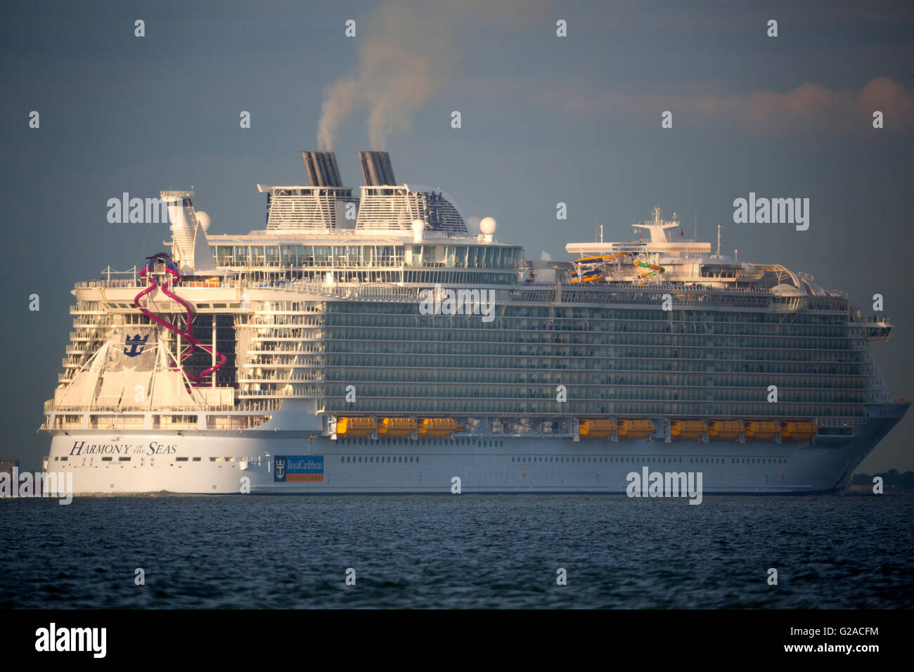 Massiccio,l'inquinamento,l'armonia del mare, crociera, Il Solent, Regno Unito, Cowes, Southampton Hampshire Foto Stock