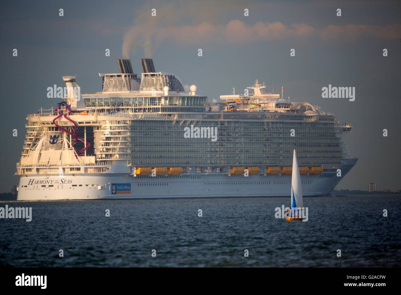 Massiccio,l'inquinamento,l'armonia del mare, crociera, Il Solent, Regno Unito, Cowes, Southampton Hampshire Foto Stock