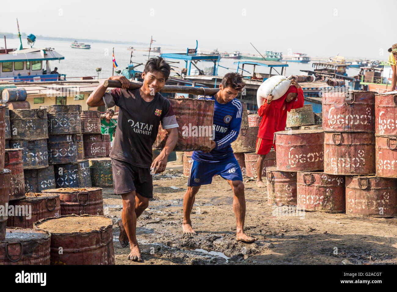 I lavoratori sulla spiaggia di Mandalay. con carichi , Mandalay, MYANMAR Birmania, Asia del Sud, Asia Foto Stock