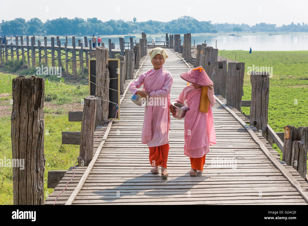 I monaci buddisti con bocce su un ponte vicino a Mandalay, Myanmar, Asia del Sud, Asia Foto Stock